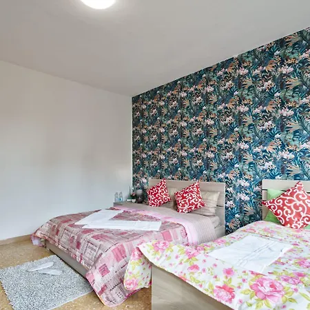 R & R - Private With Shared Bathroom בית הארחה