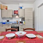 Casa de hóspedes R & R - Private With Shared Bathroom *