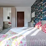 Casa de hóspedes R & R - Private With Shared Bathroom *