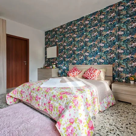 R & R - Private With Shared Bathroom Guest house